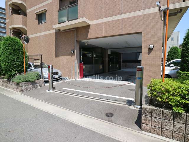 駐車場出入り口（ロボットゲート付き）