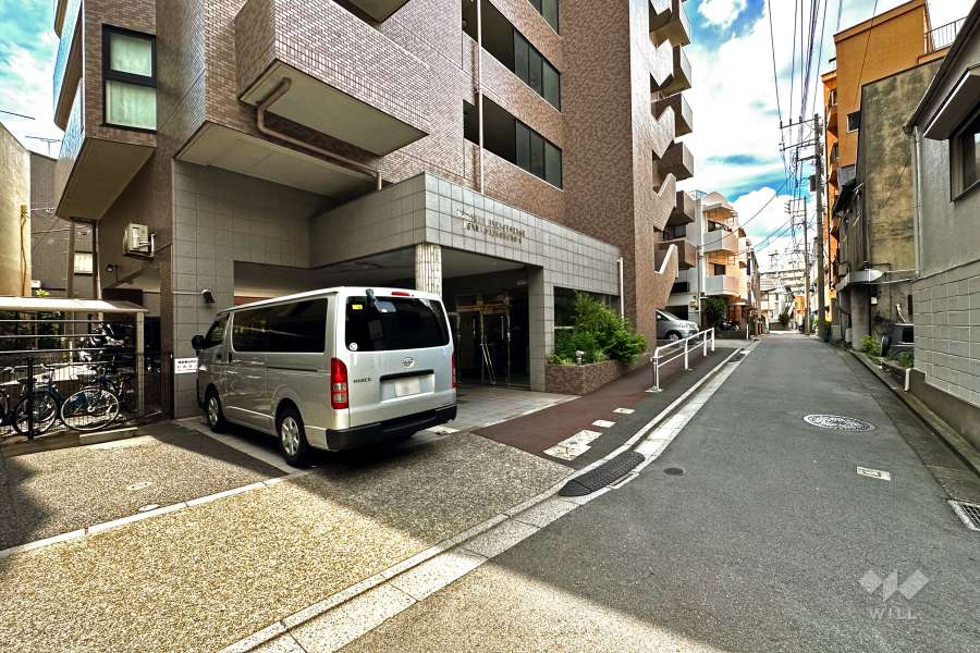 敷地北東側の前面道路（南東側から）