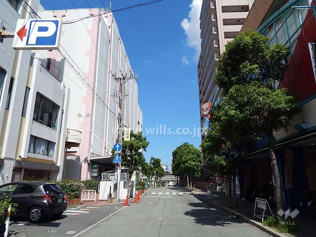 敷地西側の前面道路（南側から）