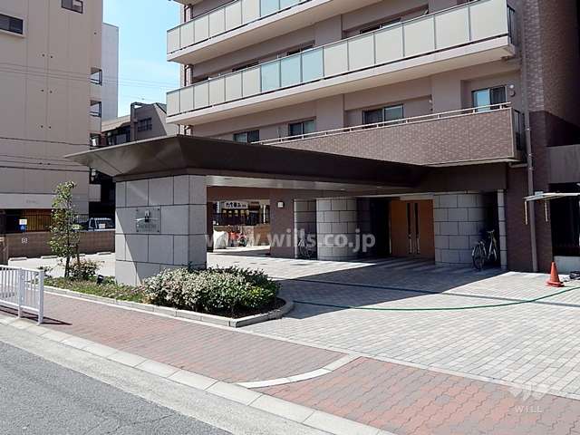 車寄せのあるホテルライクなエントランス