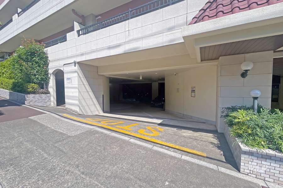 敷地内駐車場の出入り口（屋内平面式）