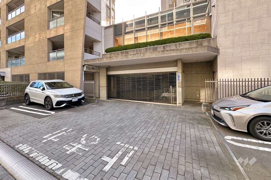 駐車場の出入り口（リングシャッター付き）・敷地内駐車場（屋外平面式）