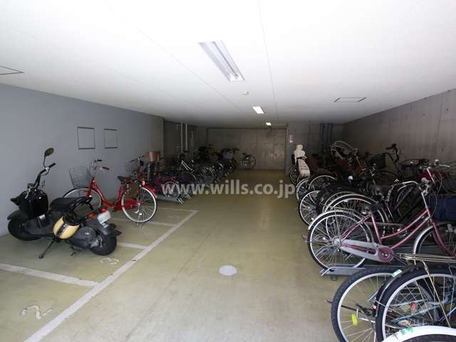 屋内に設けられた駐輪場