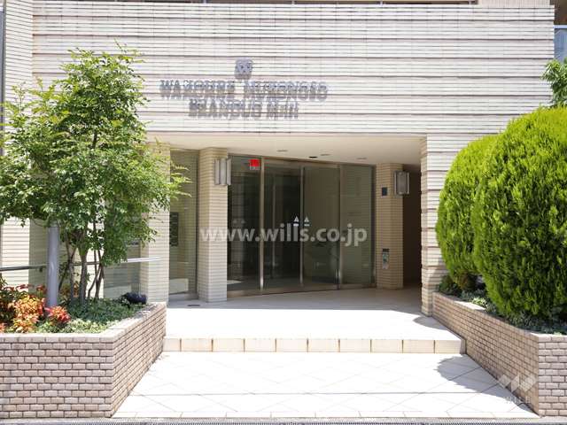 エントランスアプローチの両脇に植栽スペースが設けられています。