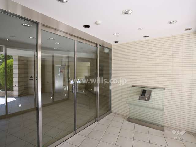 エントランスはオートロック付きです。