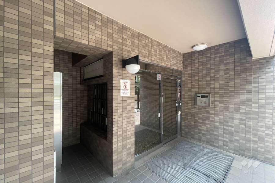 エントランスはオートロック付きです。