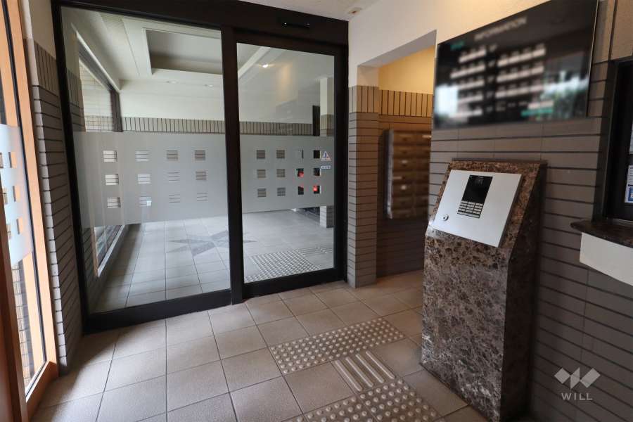 エントランスはオートロック付きです。