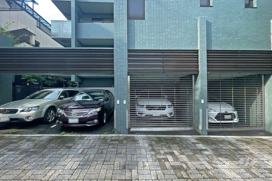 敷地内駐車場（平面式・リングシャッター付き）