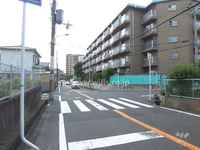 南側に高い建物はなく道路幅もあり、採光は十分取れます。
