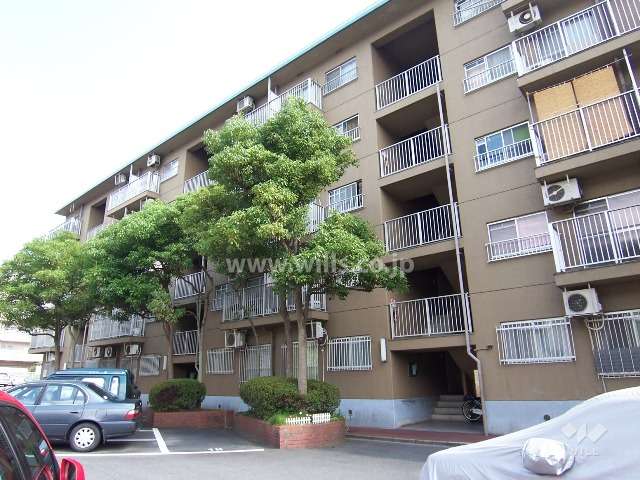 モンテベルデ千里丘の外観(駐車場側側から）