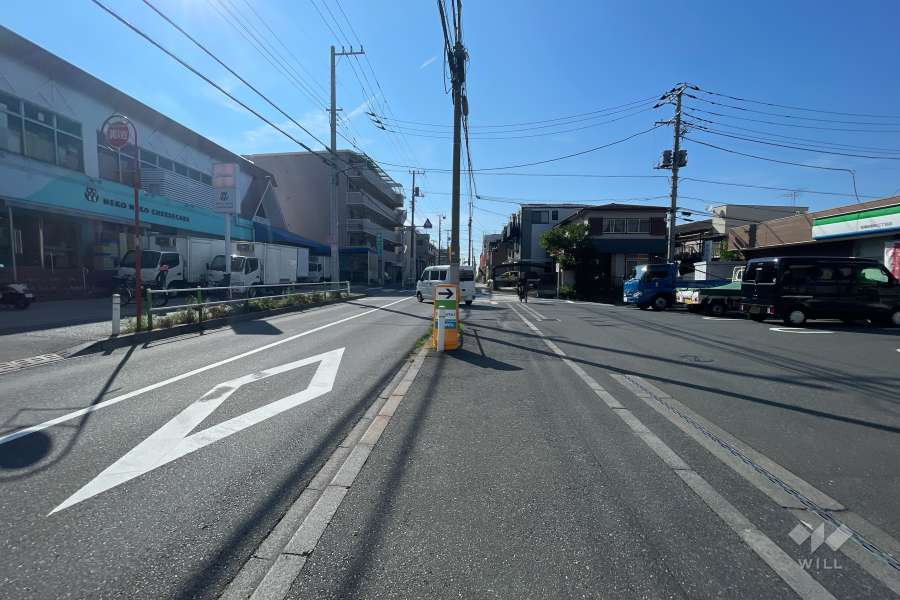 敷地の北側前面道路（東側から）