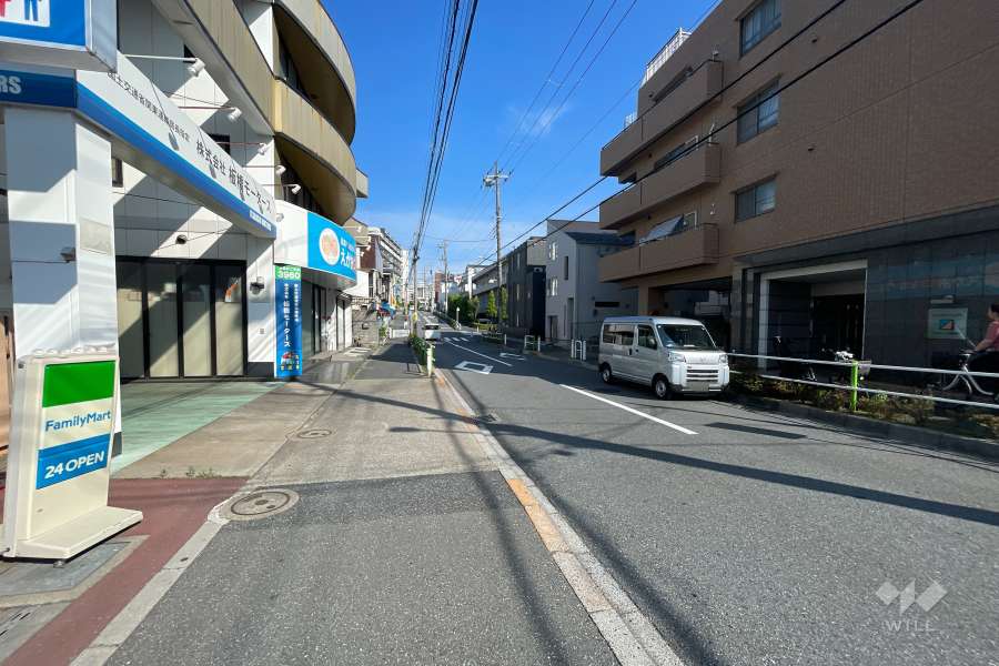 敷地の北側前面道路（西側から）