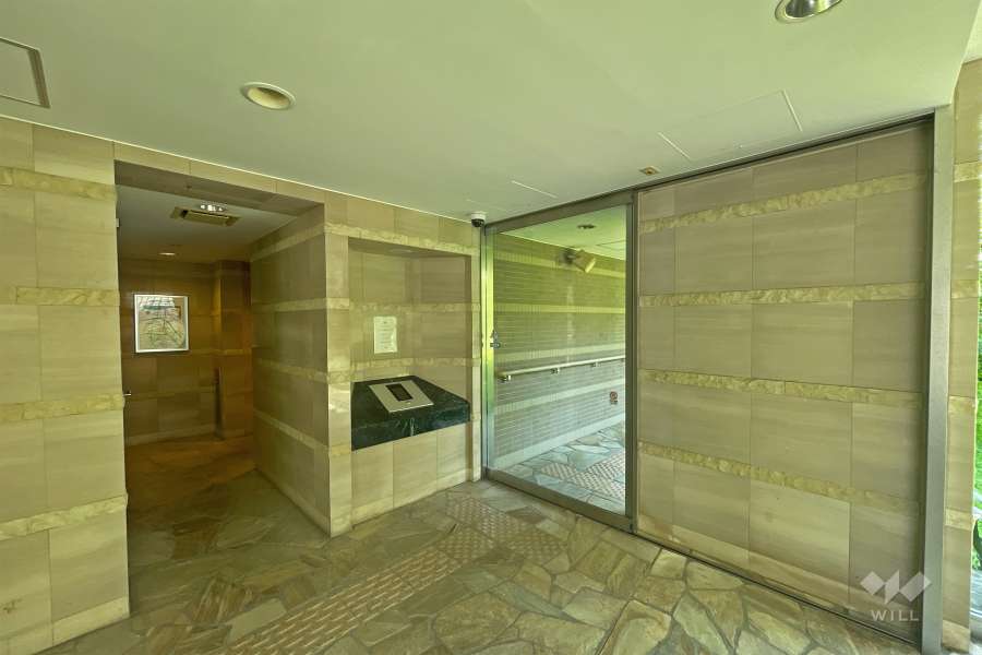 エントランスはオートロック付きです。