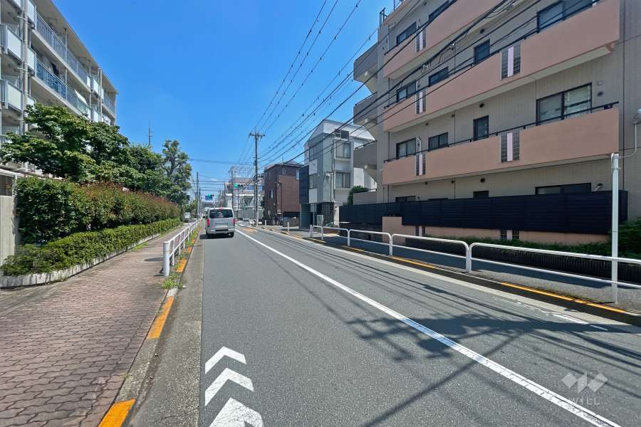 敷地北側の前面道路（西側から）