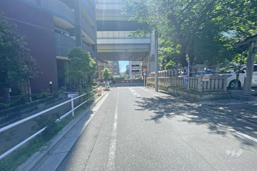 敷地南西側の前面道路（北西側から）
