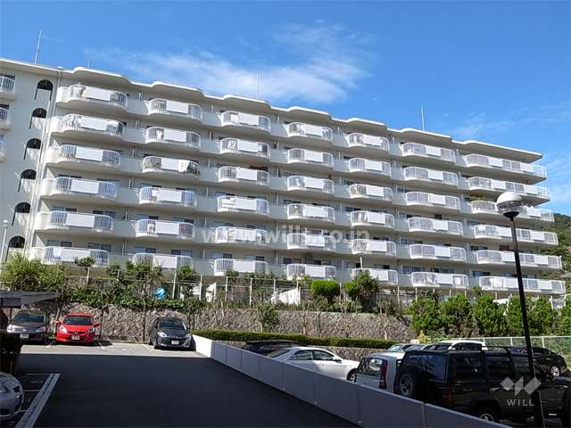 逆瀬川グリーンハイツ A棟の外観（東側から）