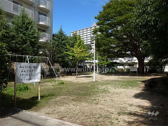 敷地に隣接して公園があります。