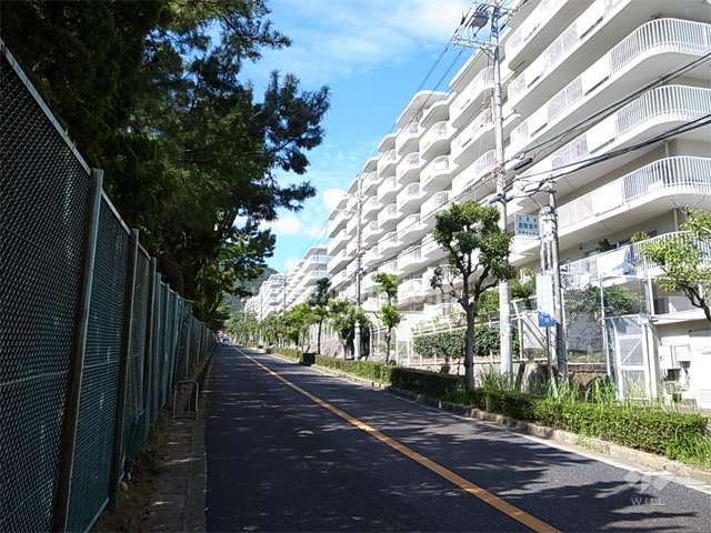 敷地南側は二車線のバス通りに面しています。