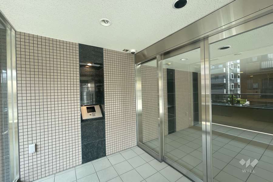 エントランスはオートロック付きです。