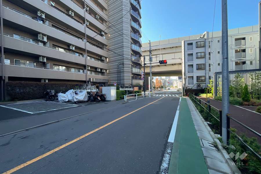 敷地の南西側前面道路（北西側から）