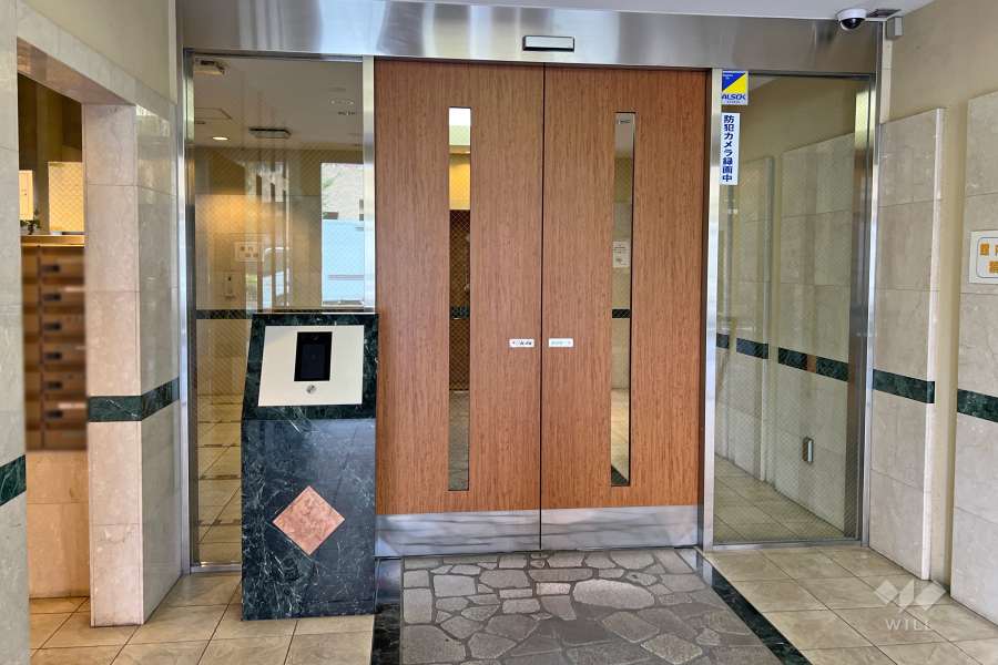 エントランスはオートロック付きです。