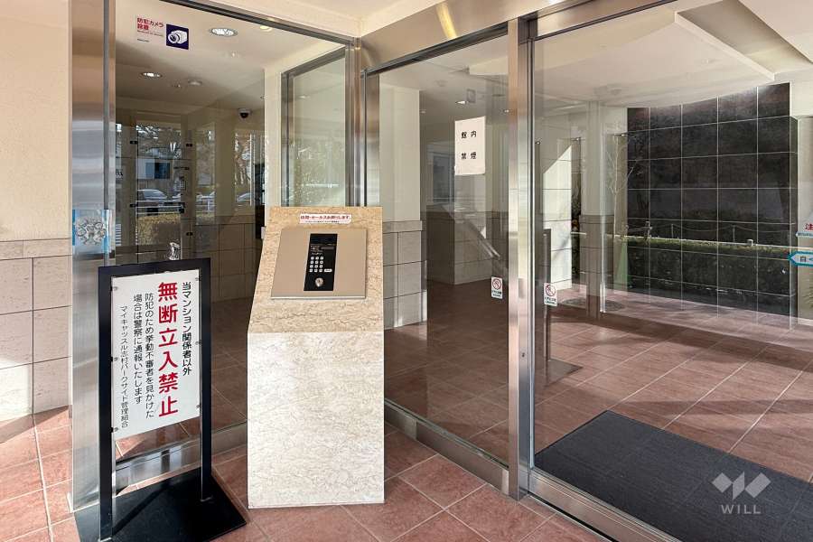 エントランスはオートロック付きです。