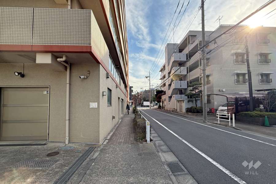 敷地西側の前面道路