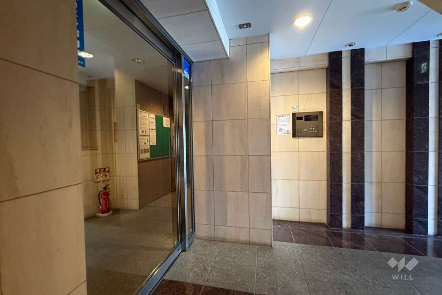 エントランスはオートロック付きです。