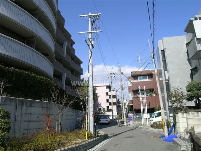 敷地の東側。周辺は静かな住宅地