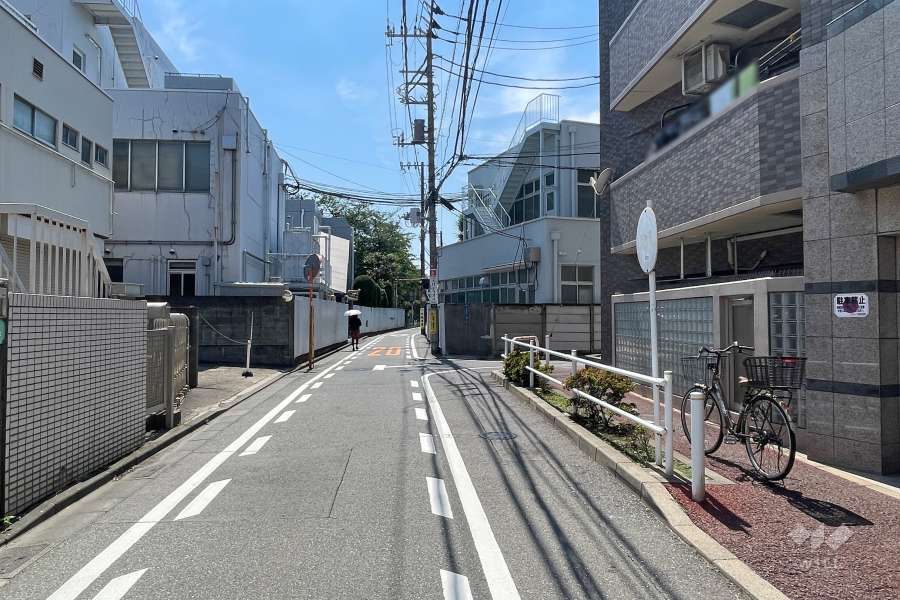 敷地の南側前面道路（東側から）