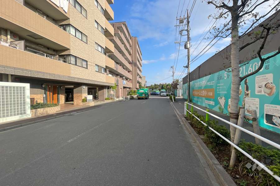敷地の南西側前面道路（北西側から）