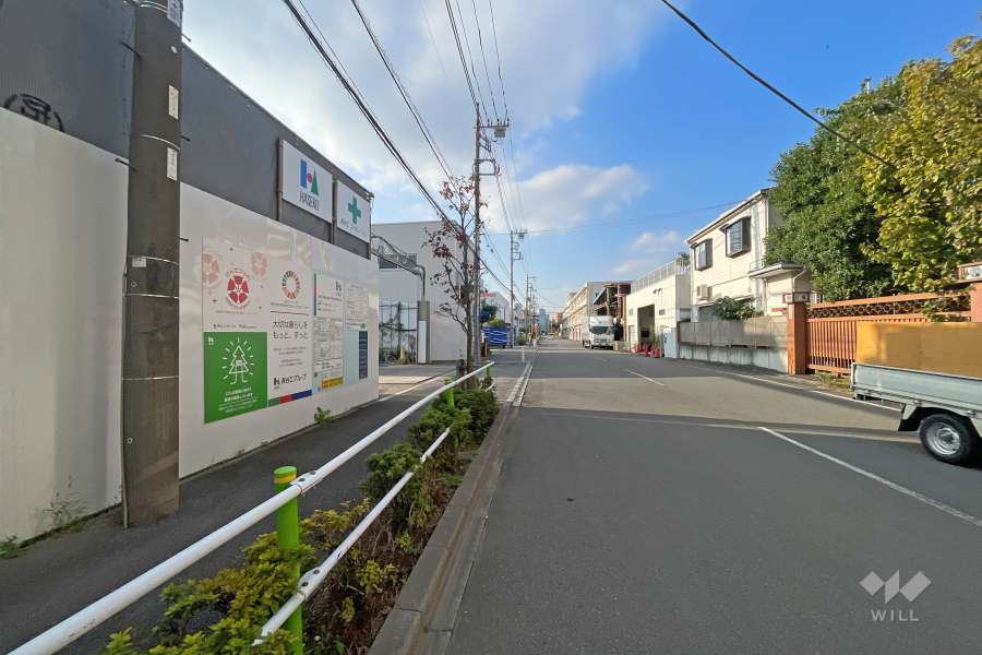 敷地の南西側前面道路（南東側から）