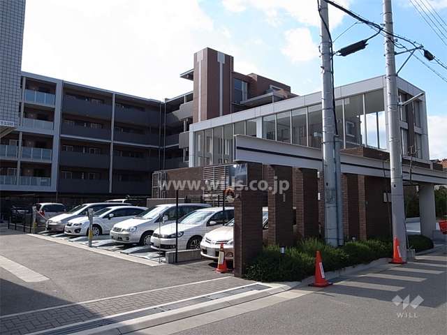 駐車場入口とエントランス棟