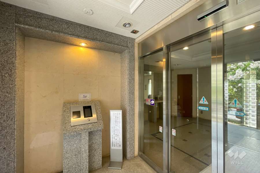 エントランスはオートロック付きです。