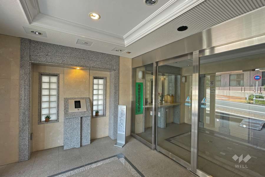 エントランスはオートロック付きです。