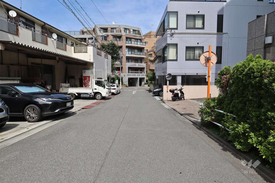 敷地北側の前面道路（西側から）