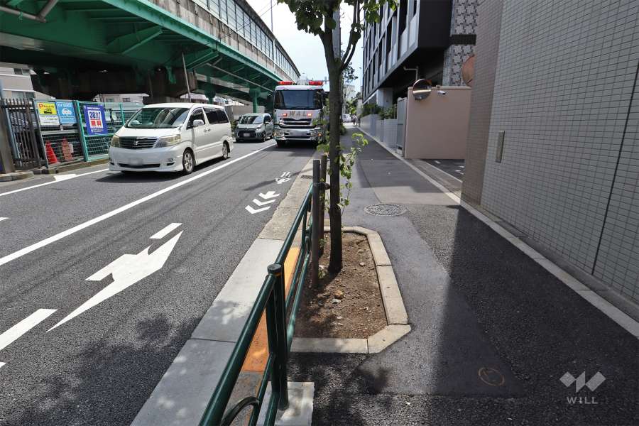 敷地南東側の前面道路（北東側から）