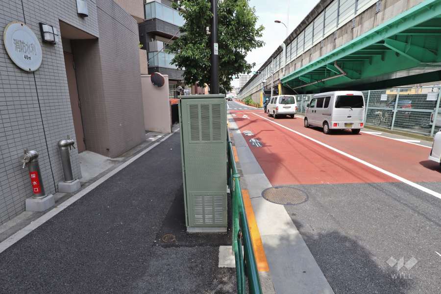 敷地南東側の前面道路（都道318号環状七号線）