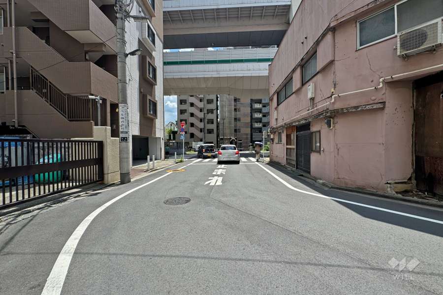 敷地西側の前面道路（北側から）