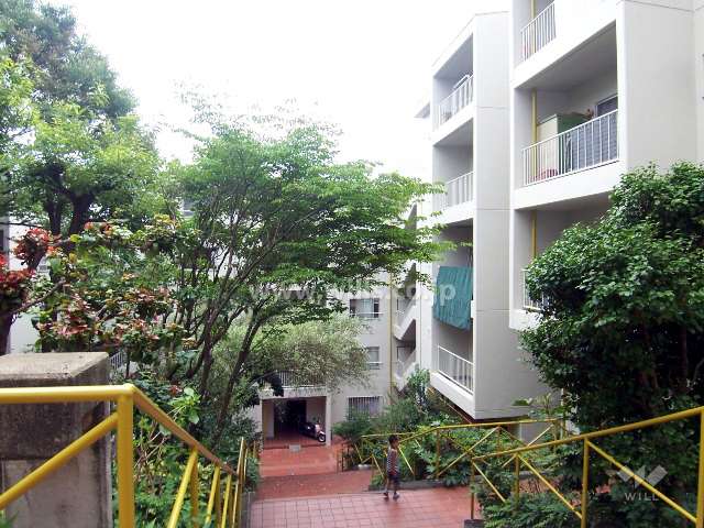 建物中央にある中庭。植栽が多く、緑豊かです。