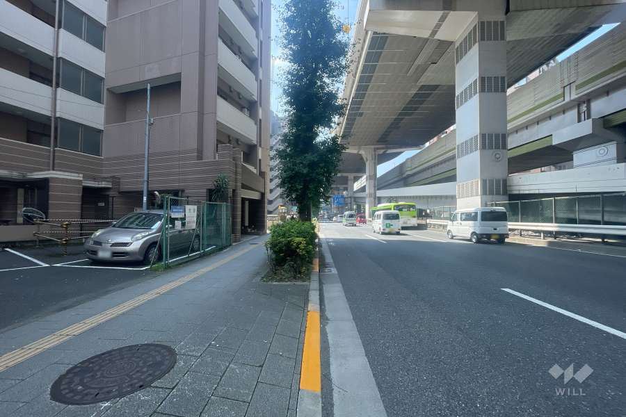 敷地西側の前面道路