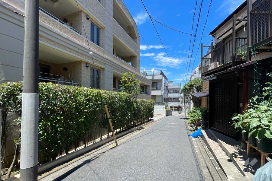 敷地東側の前面道路