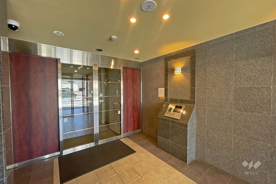 エントランスはオートロック付きです。