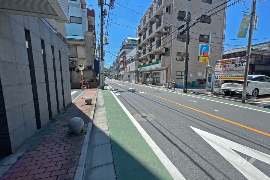 敷地北側の前面道路（東側から）