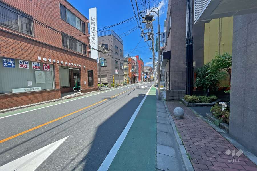 敷地北側の前面道路（西側から）