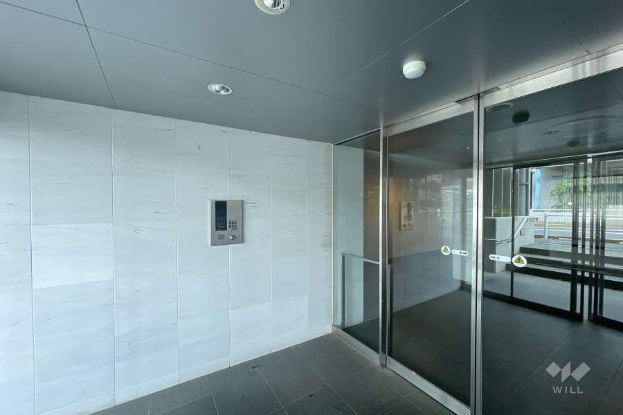 エントランスはオートロック付きです。