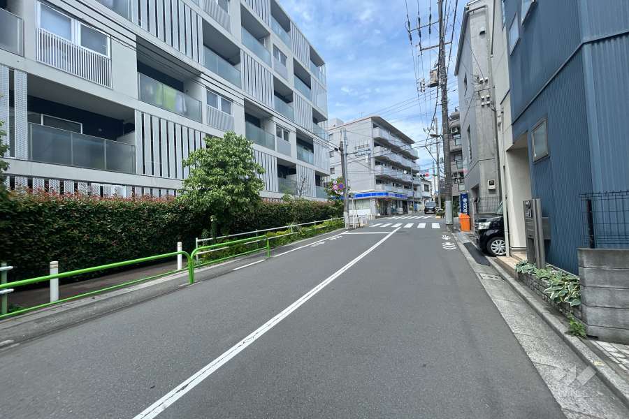敷地南側の前面道路