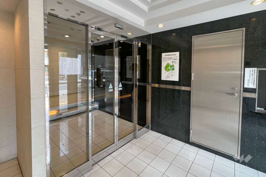 エントランスはオートロック付きです。　