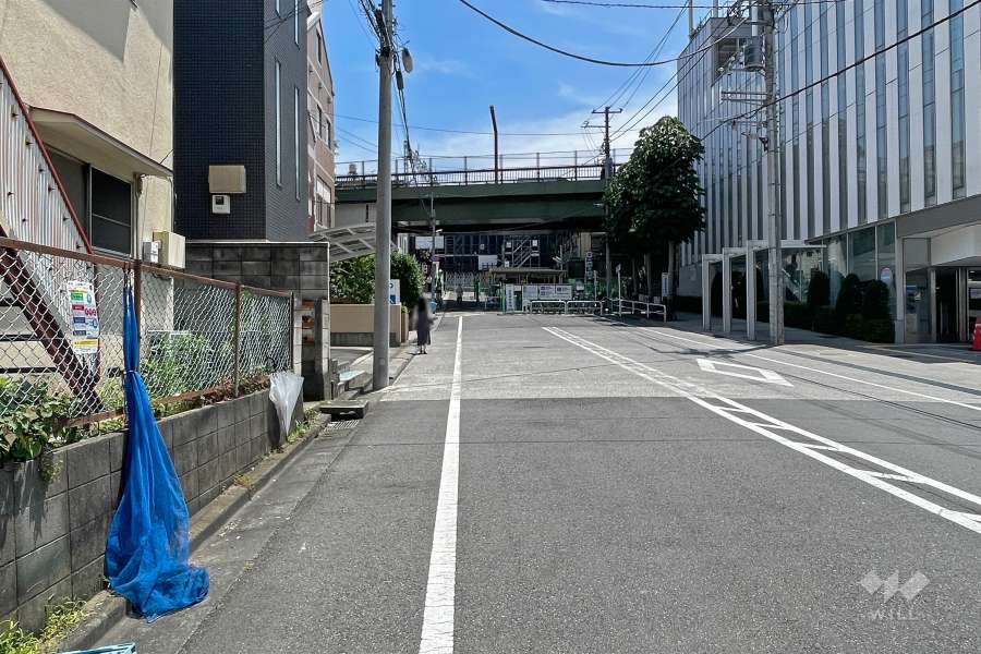 敷地西側の前面道路（北側から）