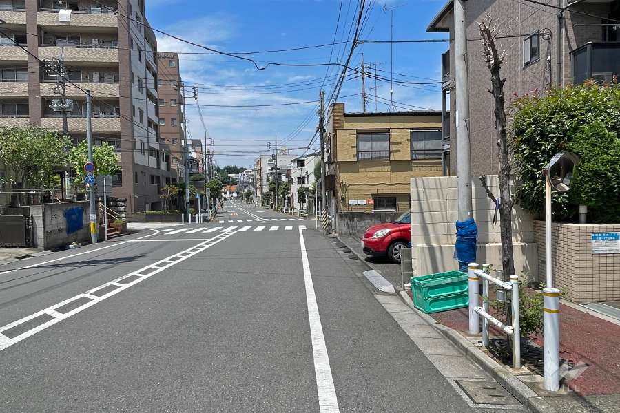 敷地西側の前面道路（南側から）
